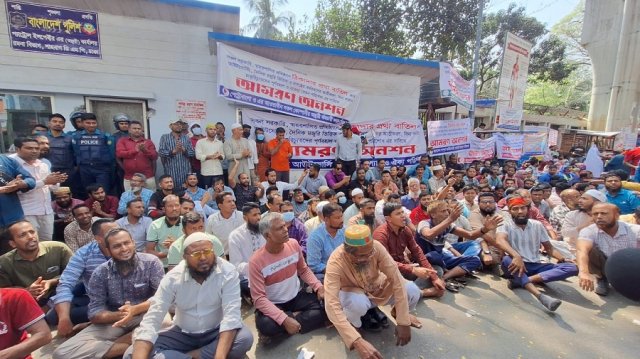 দাবি আদায়ে অনশনের ষষ্ঠ দিনে আউটসোর্সিং কর্মীরা